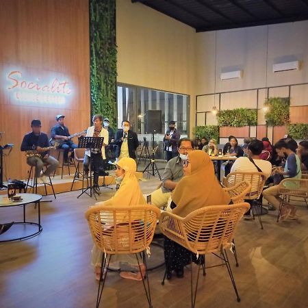 Front One King Hotel Tuban Tuban  Экстерьер фото