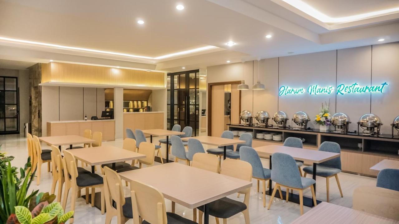 Front One King Hotel Tuban Tuban  Экстерьер фото