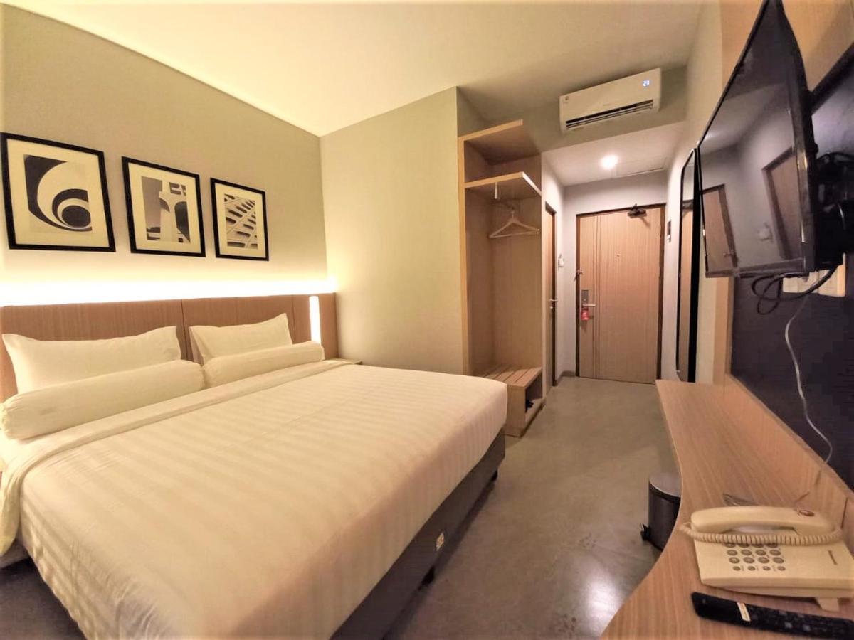 Front One King Hotel Tuban Tuban  Экстерьер фото