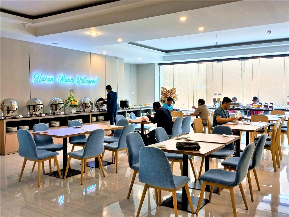 Front One King Hotel Tuban Tuban  Экстерьер фото
