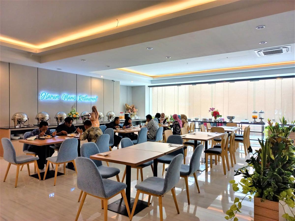 Front One King Hotel Tuban Tuban  Экстерьер фото
