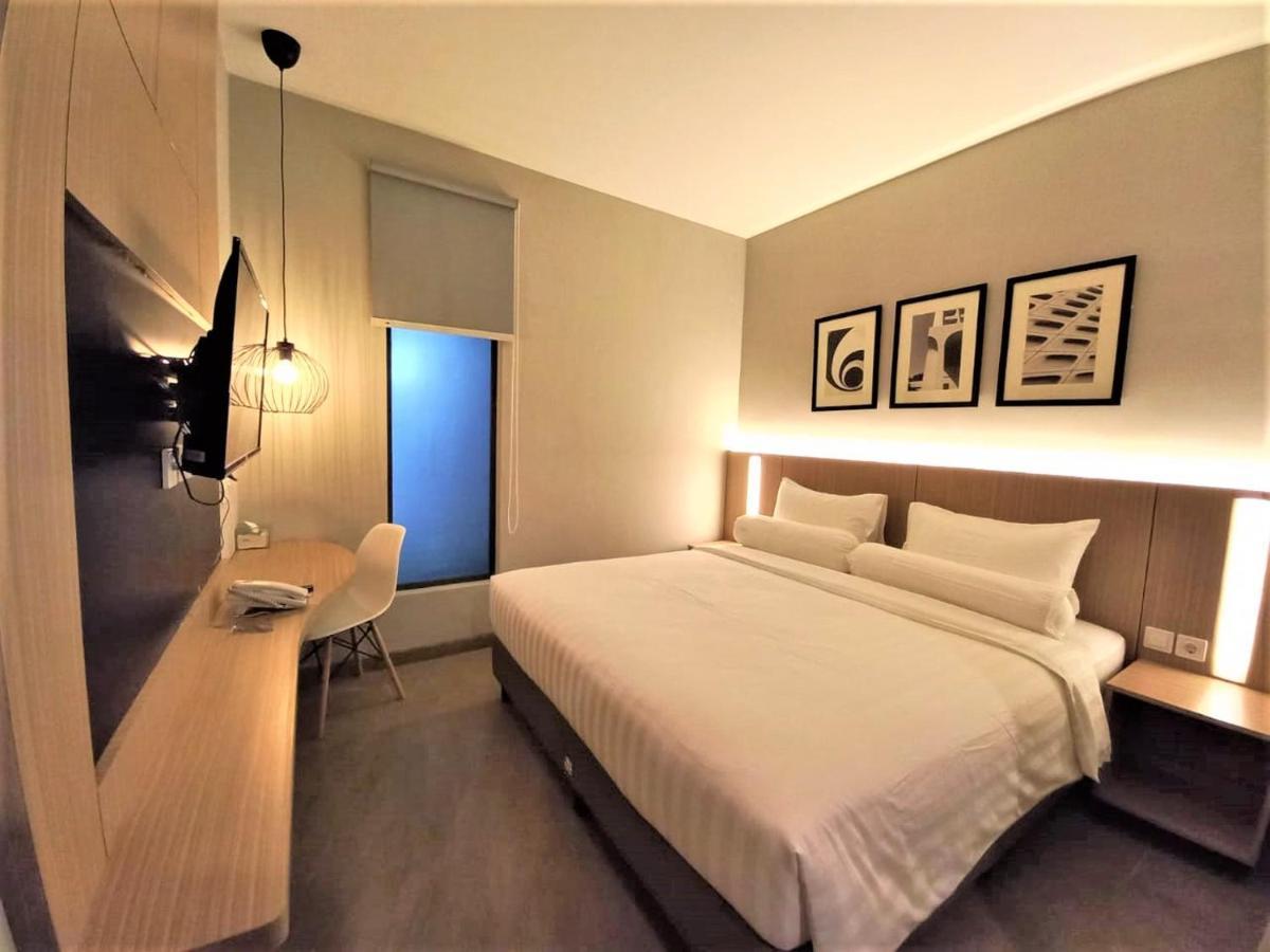 Front One King Hotel Tuban Tuban  Экстерьер фото