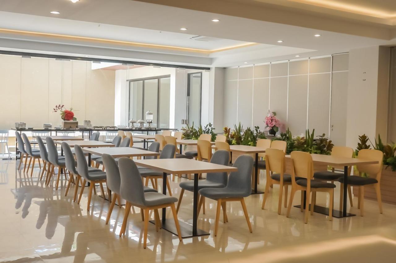 Front One King Hotel Tuban Tuban  Экстерьер фото