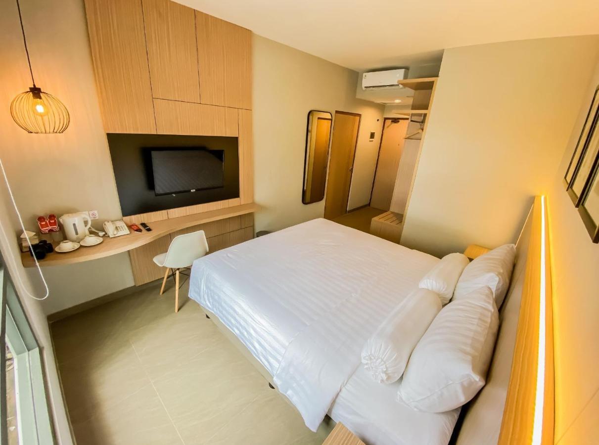 Front One King Hotel Tuban Tuban  Экстерьер фото