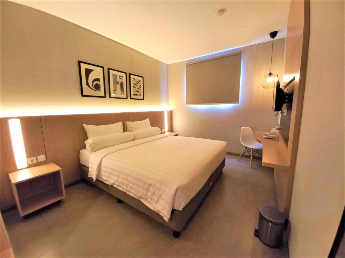 Front One King Hotel Tuban Tuban  Экстерьер фото
