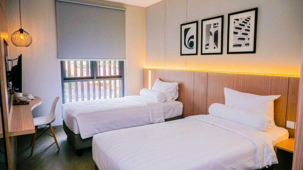Front One King Hotel Tuban Tuban  Экстерьер фото