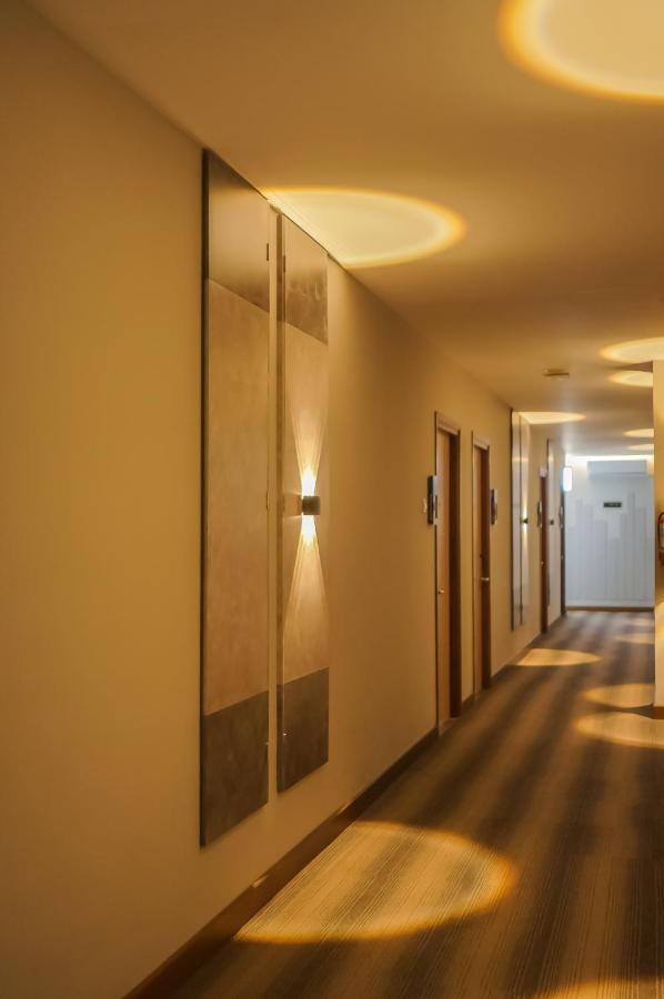 Front One King Hotel Tuban Tuban  Экстерьер фото