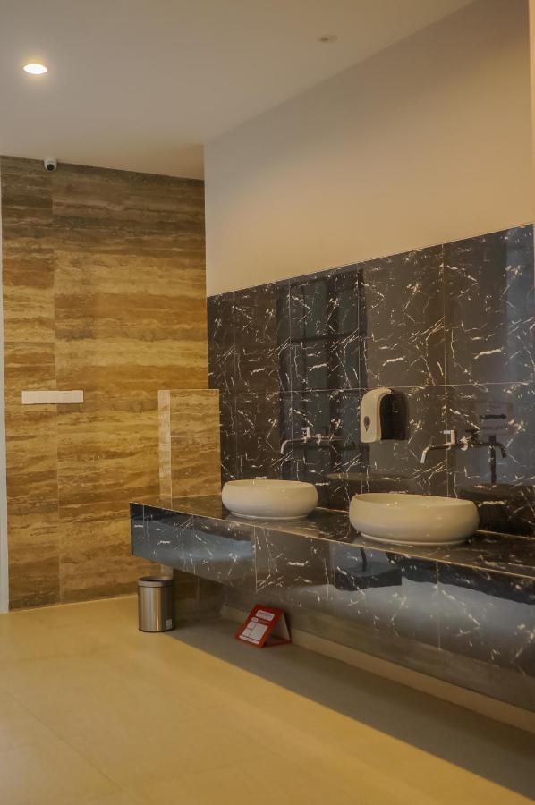 Front One King Hotel Tuban Tuban  Экстерьер фото