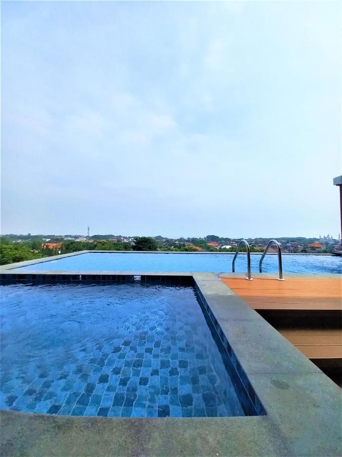 Front One King Hotel Tuban Tuban  Экстерьер фото