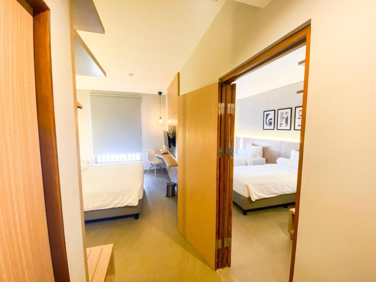 Front One King Hotel Tuban Tuban  Экстерьер фото