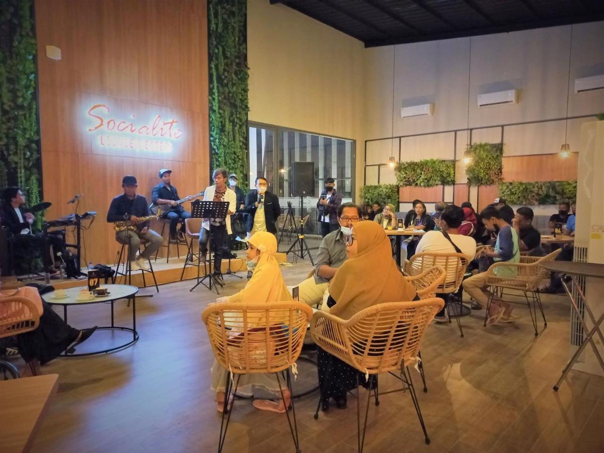 Front One King Hotel Tuban Tuban  Экстерьер фото