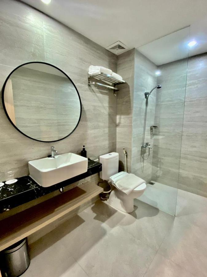 Front One King Hotel Tuban Tuban  Экстерьер фото