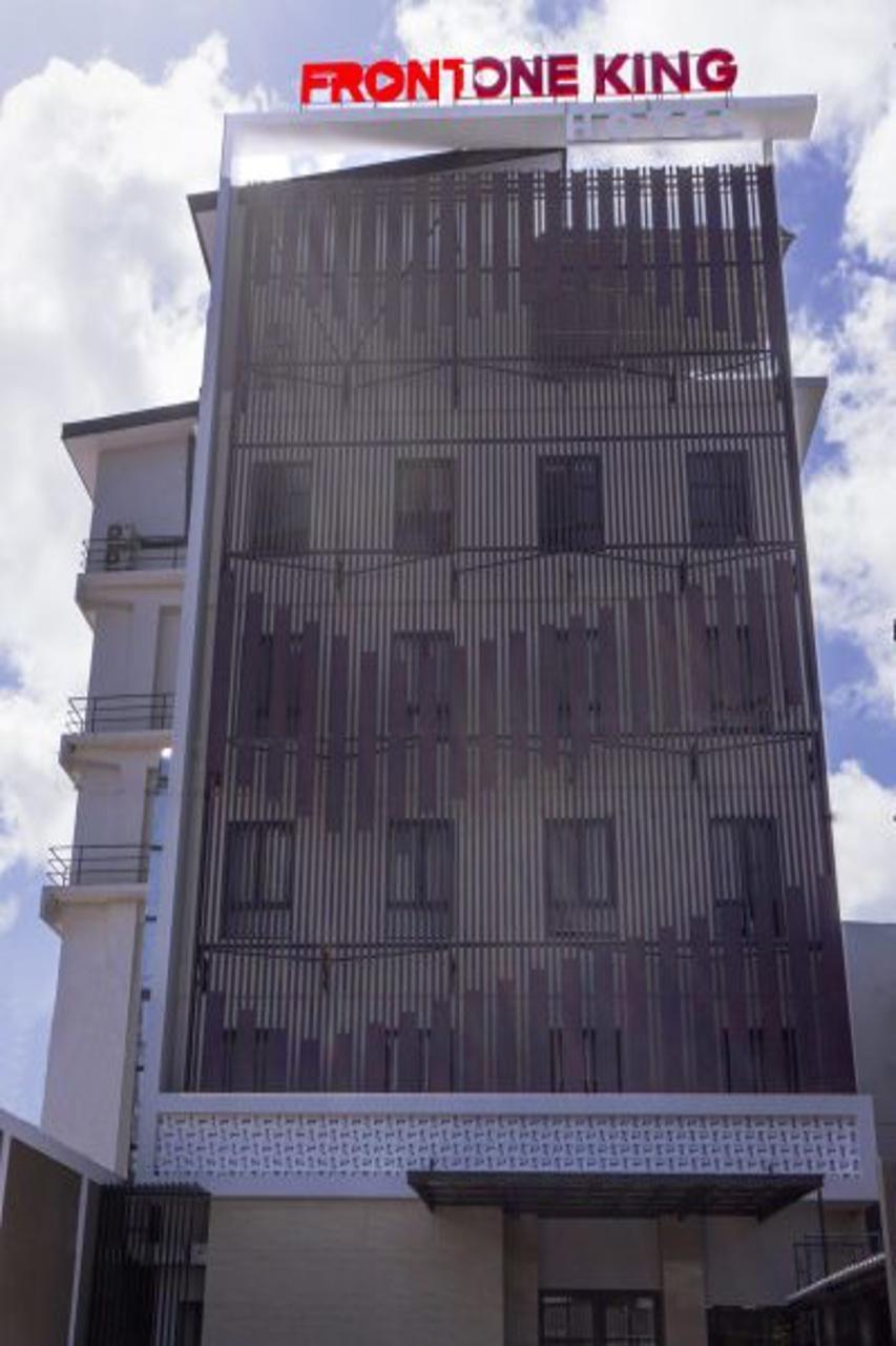 Front One King Hotel Tuban Tuban  Экстерьер фото