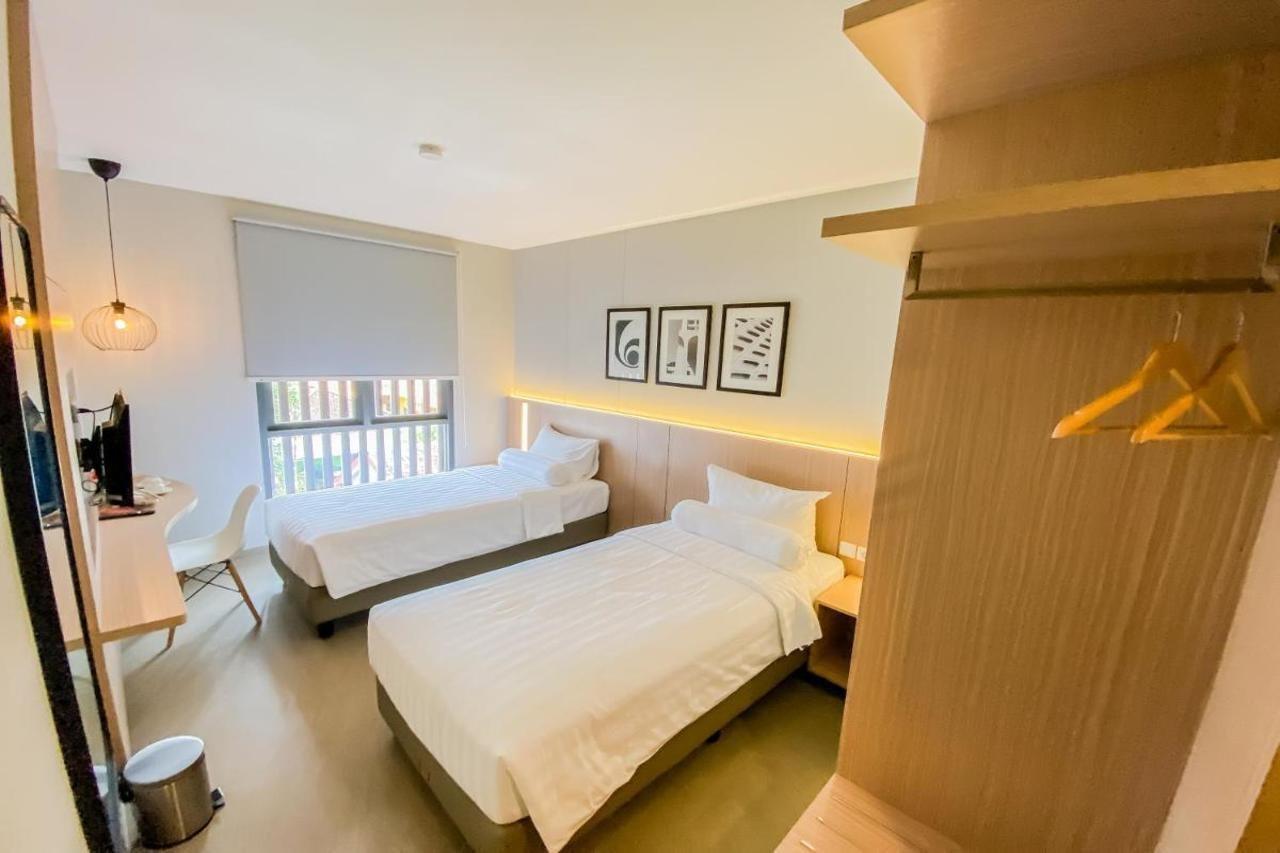 Front One King Hotel Tuban Tuban  Экстерьер фото