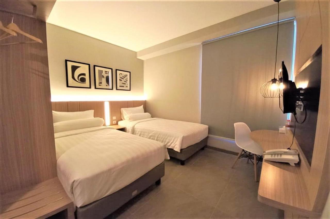Front One King Hotel Tuban Tuban  Экстерьер фото