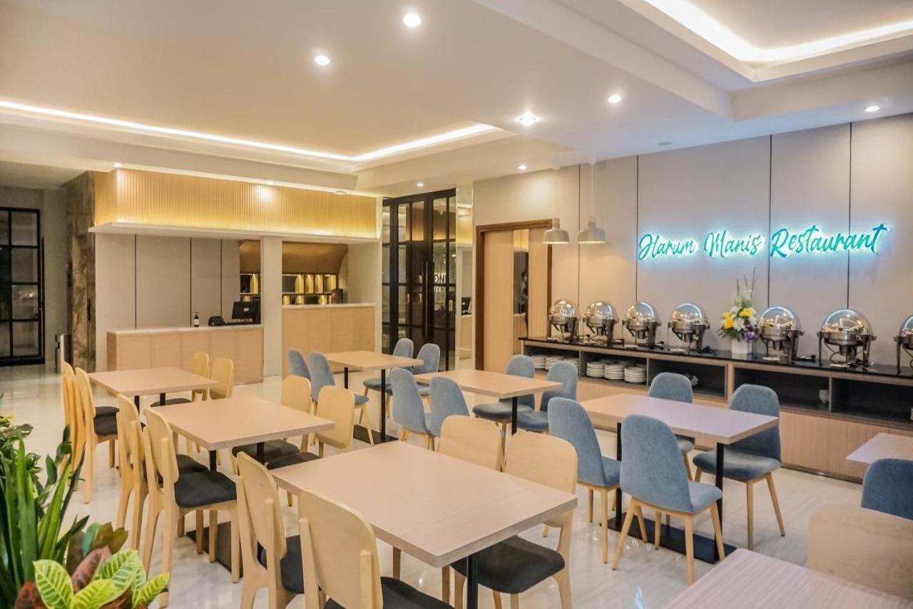 Front One King Hotel Tuban Tuban  Экстерьер фото