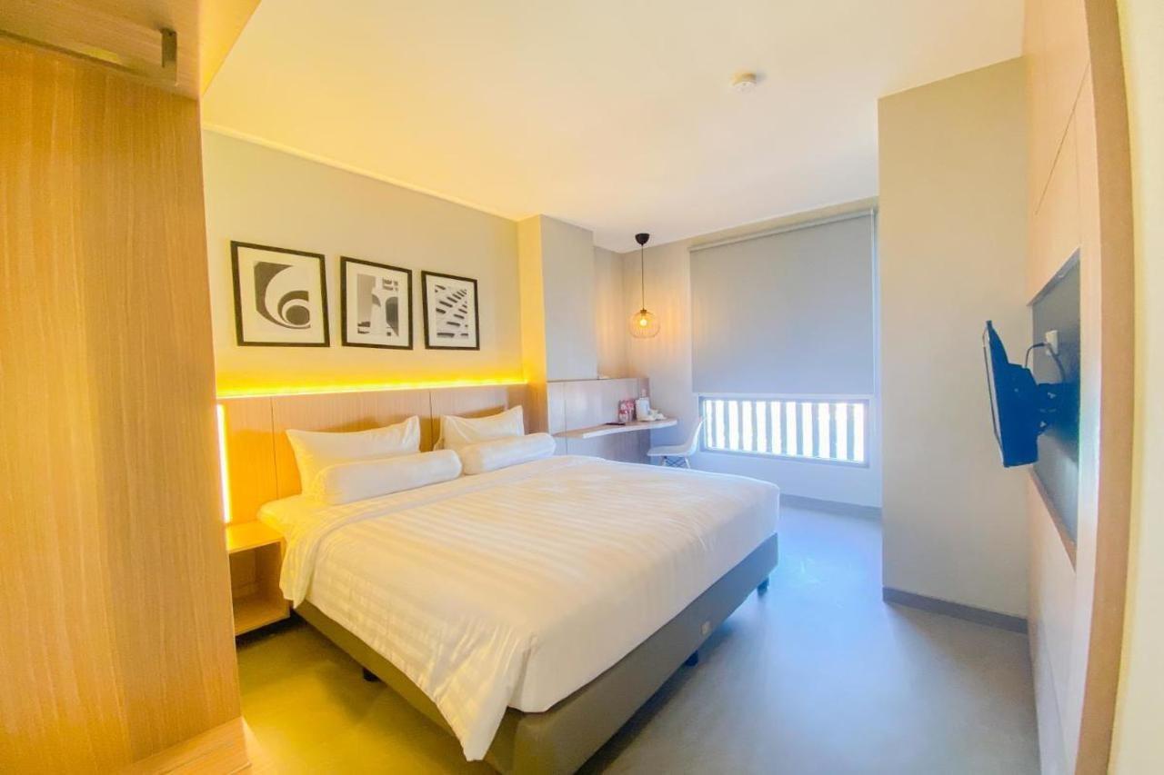 Front One King Hotel Tuban Tuban  Экстерьер фото