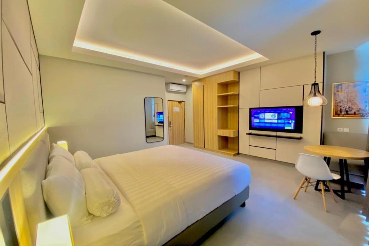 Front One King Hotel Tuban Tuban  Экстерьер фото