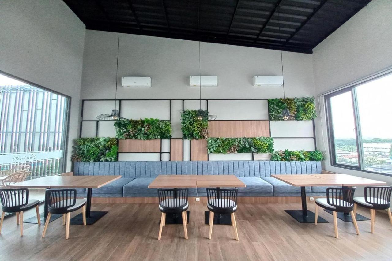 Front One King Hotel Tuban Tuban  Экстерьер фото
