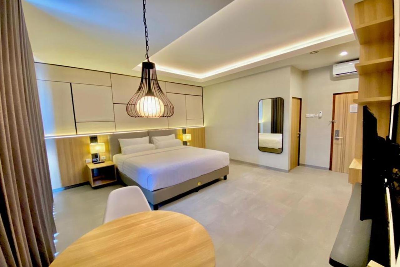 Front One King Hotel Tuban Tuban  Экстерьер фото