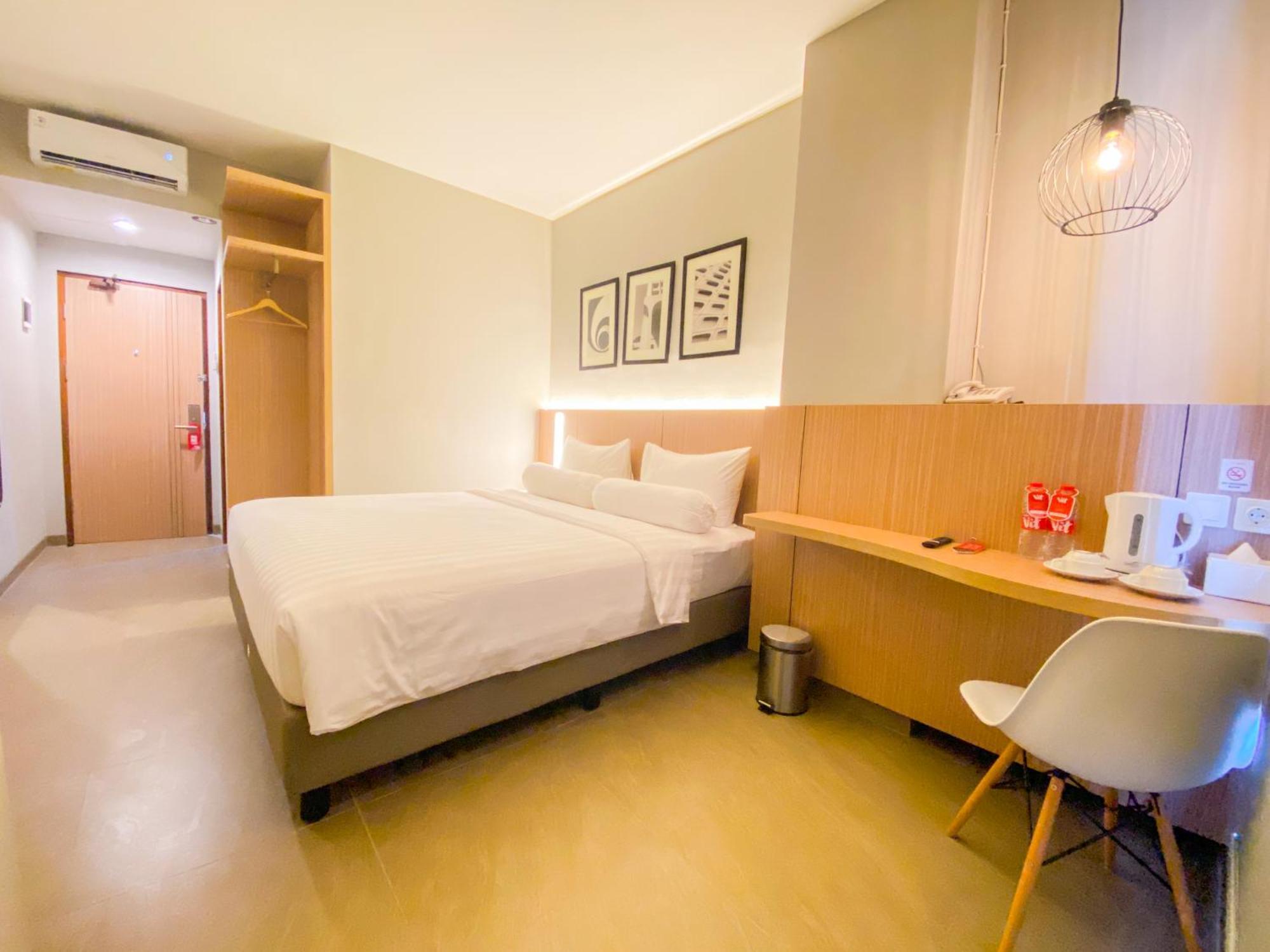 Front One King Hotel Tuban Tuban  Экстерьер фото