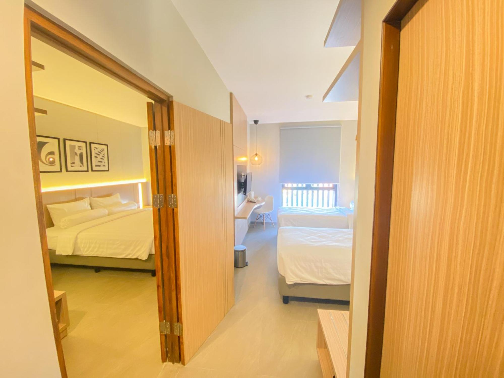 Front One King Hotel Tuban Tuban  Экстерьер фото