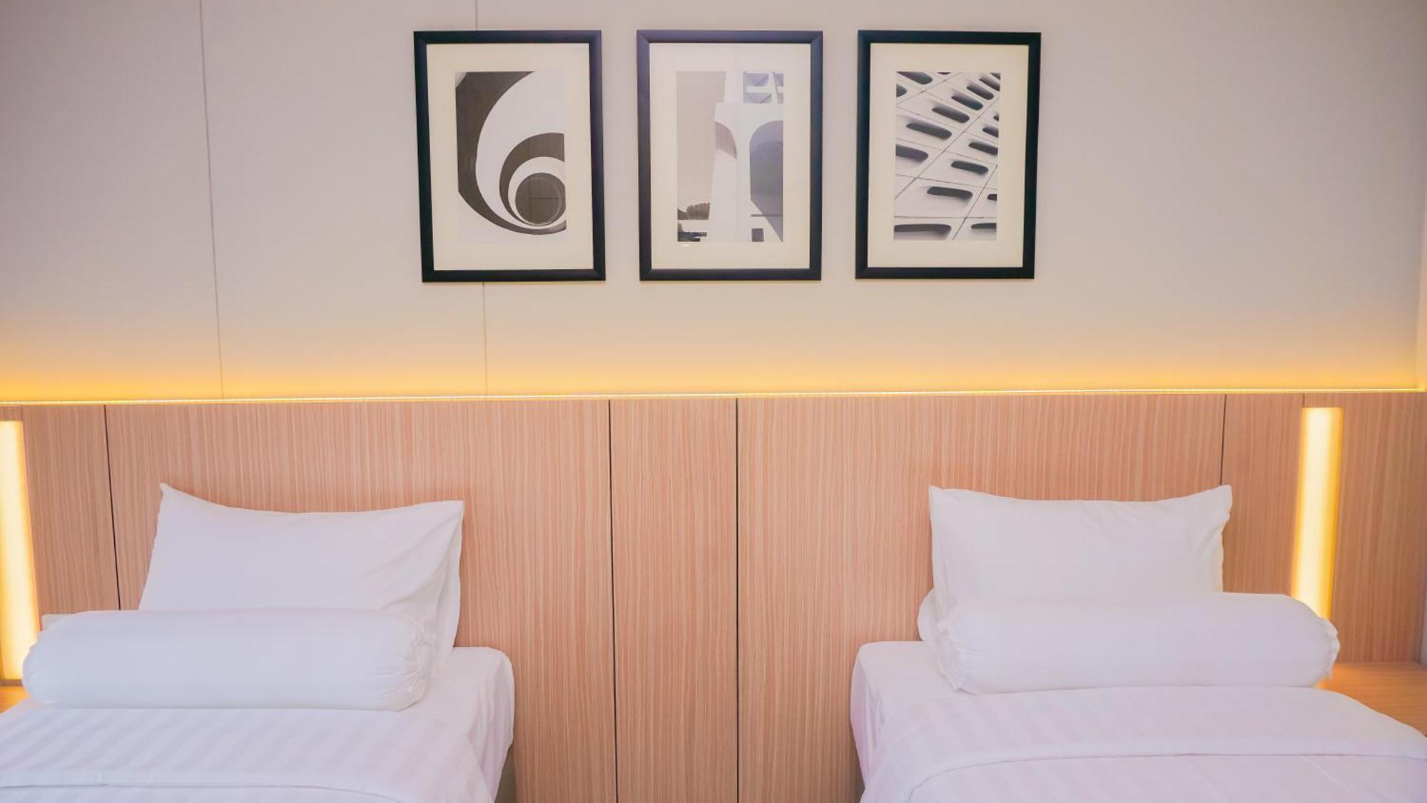 Front One King Hotel Tuban Tuban  Экстерьер фото