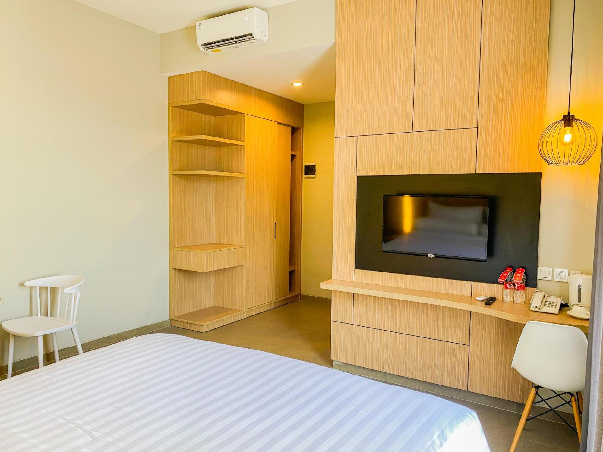 Front One King Hotel Tuban Tuban  Экстерьер фото